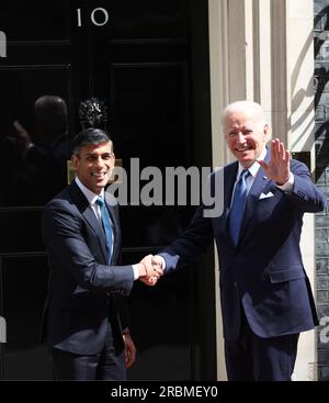 London, Großbritannien. 10. Juli 2023. Der britische Premierminister Rishi Sunak begrüßt den amerikanischen Präsidenten am Montag, den 10. Juli 2023, in der Downing Street Nr. 10 in London.Präsident Biden ist für einen zweitägigen Besuch im Vereinigten Königreich, wo er König Charles treffen und dann nach Vilnius für einen G7-Gipfel fahren wird. Foto: Hugo Philpott/UPI Credit: UPI/Alamy Live News Stockfoto