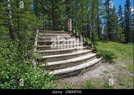Außentreppe der verlassenen Holy Trinity Church in der Geisterstadt Bankhead im Banff National Park, Alberta, Kanada Stockfoto