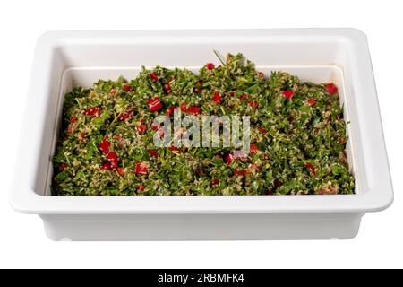 Tabbouleh-Salat isoliert auf weißem Hintergrund. Vegetarischer Salat mit Petersilie, Minze, Bulgur, Tomate. Gesunde Vorspeisen Stockfoto