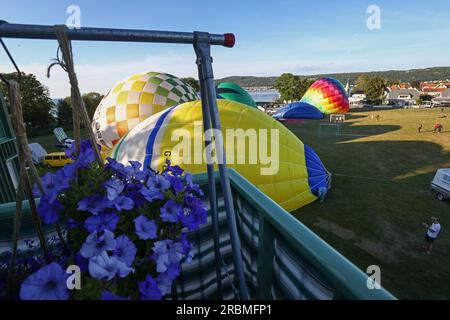 Heißluftballons in Jönköping, Schweden, während des schwedischen Pokals, Andréedagarna, am Sonntagabend. Stockfoto