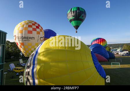 Heißluftballons in Jönköping, Schweden, während des schwedischen Pokals, Andréedagarna, am Sonntagabend. Stockfoto