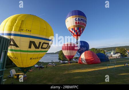 Heißluftballons in Jönköping, Schweden, während des schwedischen Pokals, Andréedagarna, am Sonntagabend. Stockfoto