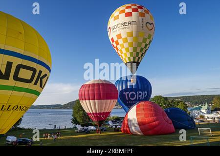 Heißluftballons in Jönköping, Schweden, während des schwedischen Pokals, Andréedagarna, am Sonntagabend. Stockfoto