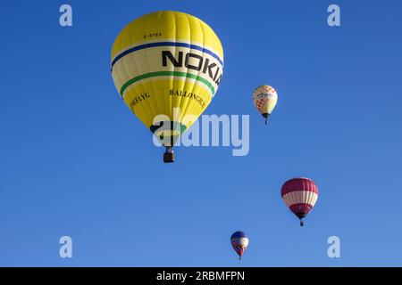 Heißluftballons in Jönköping, Schweden, während des schwedischen Pokals, Andréedagarna, am Sonntagabend. Stockfoto