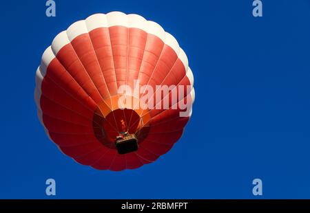 Heißluftballons in Jönköping, Schweden, während des schwedischen Pokals, Andréedagarna, am Sonntagabend. Stockfoto