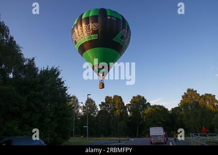 Heißluftballons in Jönköping, Schweden, während des schwedischen Pokals, Andréedagarna, am Sonntagabend. Stockfoto