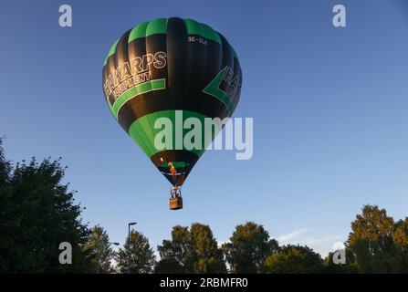 Heißluftballons in Jönköping, Schweden, während des schwedischen Pokals, Andréedagarna, am Sonntagabend. Stockfoto