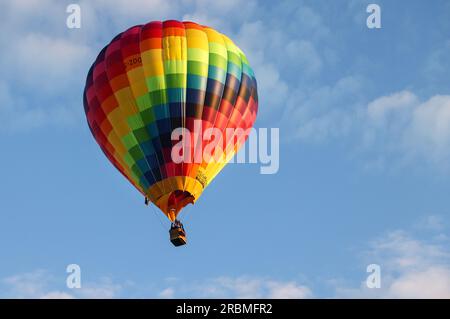 Heißluftballons in Jönköping, Schweden, während des schwedischen Pokals, Andréedagarna, am Sonntagabend. Stockfoto