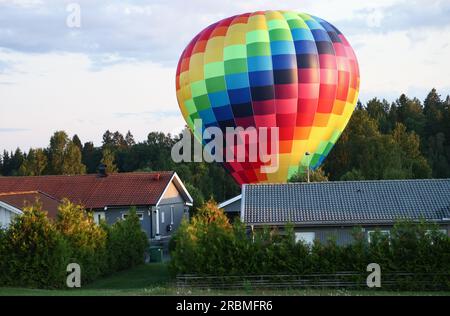 Heißluftballons in Jönköping, Schweden, während des schwedischen Pokals, Andréedagarna, am Sonntagabend. Stockfoto