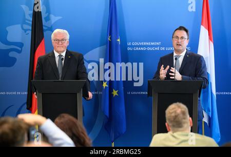 Luxemburg, Luxemburg. 10. Juli 2023. Der deutsche Präsident Frank-Walter Steinmeier (l) und der luxemburgische Premierminister Xavier Bettel äußern sich auf einer Pressekonferenz im Hôtel St. Augustin. Präsident Steinmeier und seine Frau sind zu einem zweitägigen offiziellen Besuch in Luxemburg. Kredit: Bernd von Jutrczenka/dpa/Alamy Live News Stockfoto