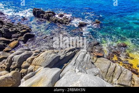 Strand Sand türkisblaue Wasserfelsen Klippen Palmen riesige Surferwellen und Panoramablick auf den Strand Playa Manzanillo und Puerto Ange Stockfoto