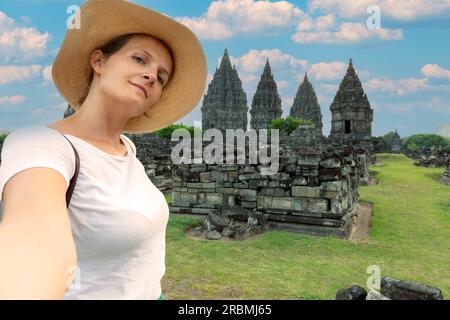 Junge Touristen können Selfies im Prambanan Hindu Temple Complex machen. Ausgewählter Fokus Stockfoto