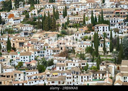 Blick aus der Vogelperspektive auf das Albaicin- und Sacromonte-Stadtzentrum von Granada, Andalusien, Spanien Stockfoto