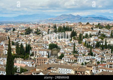 Blick aus der Vogelperspektive auf das Albaicin- und Sacromonte-Stadtzentrum von Granada, Andalusien, Spanien Stockfoto