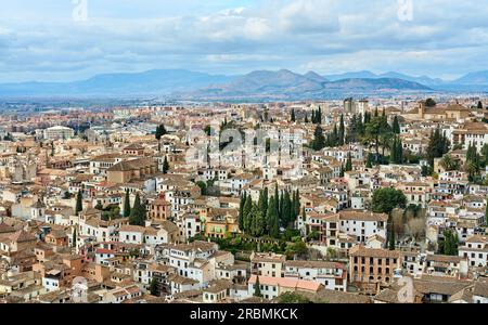 Blick aus der Vogelperspektive auf das Albaicin- und Sacromonte-Stadtzentrum von Granada, Andalusien, Spanien Stockfoto