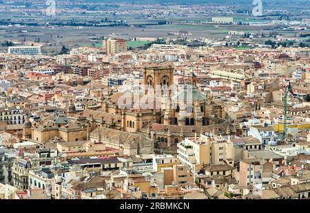 Blick aus der Vogelperspektive auf das Albaicin- und Sacromonte-Stadtzentrum von Granada, Andalusien, Spanien Stockfoto