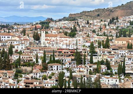 Blick aus der Vogelperspektive auf das Albaicin- und Sacromonte-Stadtzentrum von Granada, Andalusien, Spanien Stockfoto