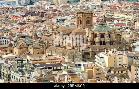 Blick aus der Vogelperspektive auf das Albaicin- und Sacromonte-Stadtzentrum von Granada, Andalusien, Spanien Stockfoto