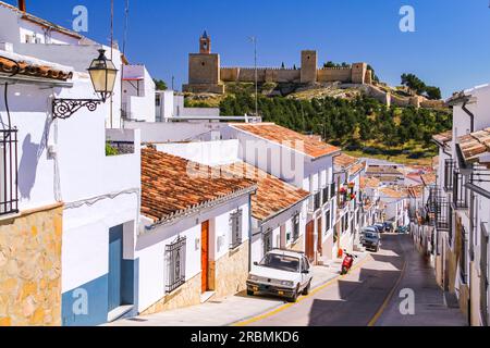 Blick auf eine Straße in Antequera in Richtung der Festung Alcazaba de Antequera über der Stadt Andalusien, Spanien Stockfoto