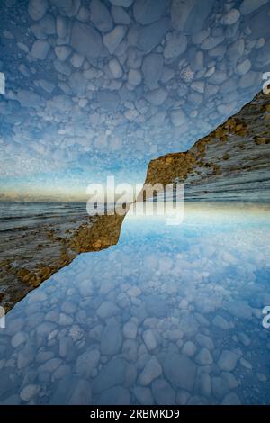 Doppelbelichtung der Kreidefelsen Cap Blanc Nez bei Escalles in Frankreich. Stockfoto