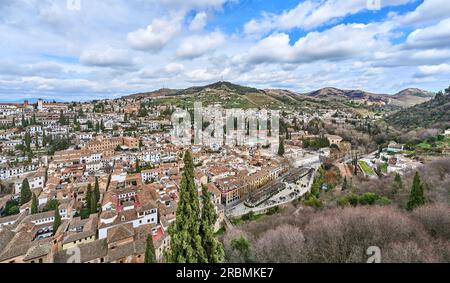 Blick aus der Vogelperspektive auf das Albaicin- und Sacromonte-Stadtzentrum von Granada, Andalusien, Spanien Stockfoto