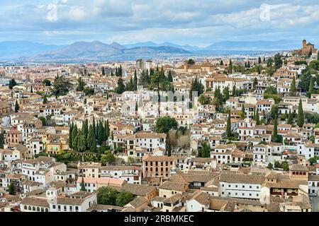 Blick aus der Vogelperspektive auf das Albaicin- und Sacromonte-Stadtzentrum von Granada, Andalusien, Spanien Stockfoto