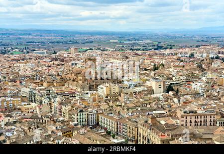 Blick aus der Vogelperspektive auf das Albaicin- und Sacromonte-Stadtzentrum von Granada, Andalusien, Spanien Stockfoto