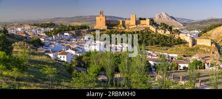 Panoramablick auf die Stadt und die Festung Alcazaba de Antequera im Hinterland von Malaga in Andalusien, Spanien Stockfoto