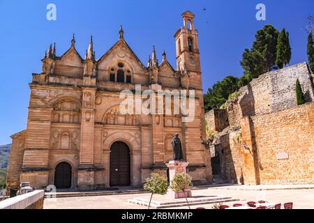 Die Kollegialkirche der Colegiata de Santa María la Mayor mit der Skulptur von Pedro Espinosa in Antequera, Andalusien, Spanien Stockfoto