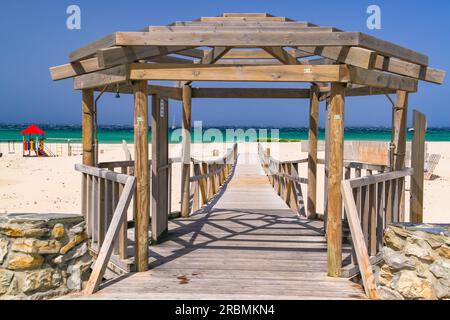 Holzsteg und Pavillon zum Strand im weiß getünchten Dorf Conil de la Frontera an der Küste von Costa de la Luz, Andalusien, Spanien Stockfoto