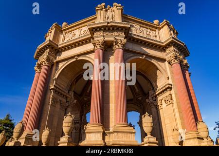 Die große Kuppel, Statuen und Dekorationen des Palace of Fine Arts im Marina District in San Francisco, Bay Area, Kalifornien, USA Stockfoto