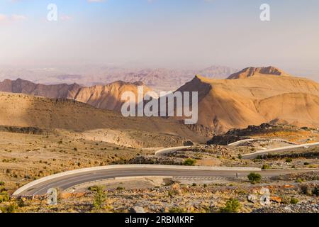 Die Straße schlängelt sich in vielen Serpentinen von der Küste des Golfs von Oman hinauf in die Wüstenberge von Jabal Akhdar, Oman Stockfoto