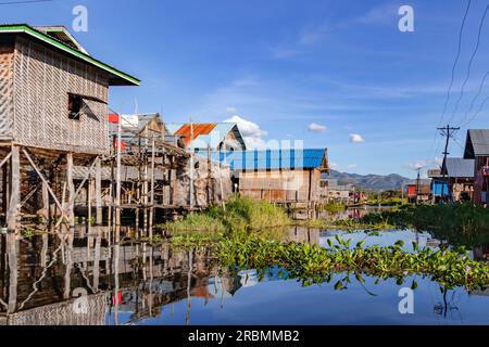 Mehrere traditionelle Holzhäuser auf Stelzen im idyllischen Inle-See in Burmas Nang Pang, Myanmar, Asien Stockfoto