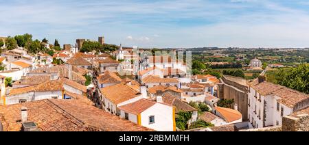 Panorama der malerischen Festung Obidos mit Schloss und vollständig zugänglicher Stadtmauer, Weltkulturerbe Obidos, Portugal Stockfoto