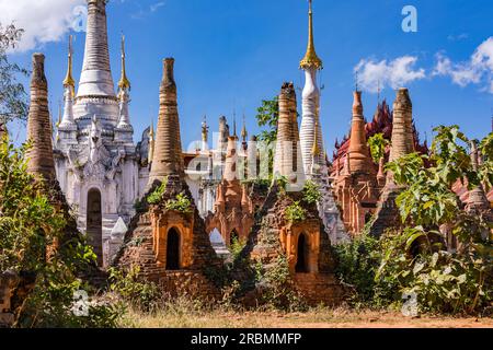 Die buddhistischen Stupas und Gräber der Shwe Indein Pagode im in-Dein Pagodenwald am Inle-See, Myanmar, Asien Stockfoto