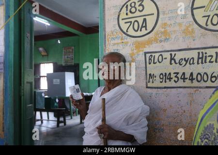 Howrah, Indien. 08. Juli 2023. Westbengalen Panchayat oder Kommunalwahlen am Stadtrand von Kalkutta. Am 8. Juli wurden in Indien mindestens 19 Menschen getötet und Dutzende weitere verletzt, nachdem es in Westbengalen, einem für politische Gewalt während der Wahlkampagnen berüchtigten Staat, zu Zusammenstößen mit lokalen Wahllokalen kam. (Foto: Dipa Chakraborty/Pacific Press) Kredit: Pacific Press Media Production Corp./Alamy Live News Stockfoto