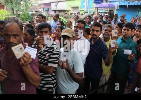 Howrah, Indien. 08. Juli 2023. Westbengalen Panchayat oder Kommunalwahlen am Stadtrand von Kalkutta. Am 8. Juli wurden in Indien mindestens 19 Menschen getötet und Dutzende weitere verletzt, nachdem es in Westbengalen, einem für politische Gewalt während der Wahlkampagnen berüchtigten Staat, zu Zusammenstößen mit lokalen Wahllokalen kam. (Foto: Dipa Chakraborty/Pacific Press) Kredit: Pacific Press Media Production Corp./Alamy Live News Stockfoto