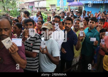 Howrah, Indien. 08. Juli 2023. Westbengalen Panchayat oder Kommunalwahlen am Stadtrand von Kalkutta. Am 8. Juli wurden in Indien mindestens 19 Menschen getötet und Dutzende weitere verletzt, nachdem es in Westbengalen, einem für politische Gewalt während der Wahlkampagnen berüchtigten Staat, zu Zusammenstößen mit lokalen Wahllokalen kam. (Foto: Dipa Chakraborty/Pacific Press) Kredit: Pacific Press Media Production Corp./Alamy Live News Stockfoto