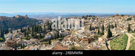 Blick aus der Vogelperspektive auf das Albaicin und Sacromonte Stadtzentrum von Granada mit der Alhambra im Hintergrund, Andalusien, Spanien Stockfoto