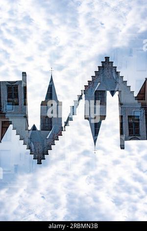 Doppelbelichtung eines Stufenhauses in Brügge, Belgien. Stockfoto