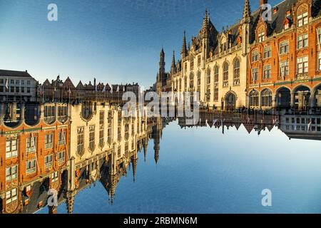 Doppelte Exposition eines großen gotischen Gebäudes auf dem Hauptplatz, dem Grote Markt, in Brügge, Belgien. Stockfoto