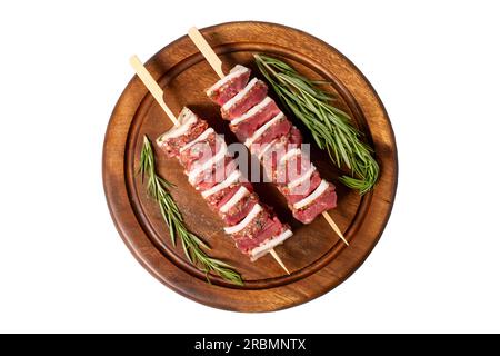 Rinderspieß. Schischkebab, zubereitet mit rohem Ribeye und Hackfleisch/Faschiertem, isoliert auf weißem Hintergrund Stockfoto