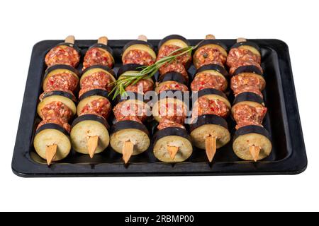 Auberginen-Kebab. Auberginen-Shish-Kebab mit rohem Hackfleisch, isoliert auf weißem Hintergrund. Türkische Köstlichkeiten. Lokaler Name: Patlican Kebabi Stockfoto