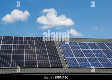 Hausdach mit Photovoltaikmodulen. Historisches Bauernhaus mit modernen Sonnenkollektoren auf Dach und Wand Hochwertiges Foto Stockfoto