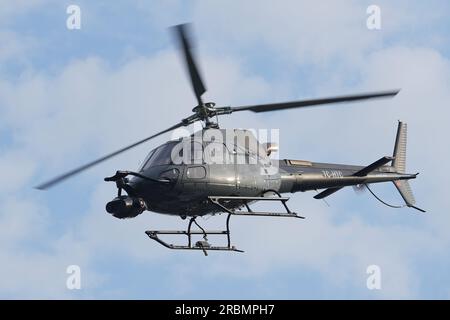 ISTANBUL, TURKIYE - 06. NOVEMBER 2022: Eurocopter AS350 Ecureuil fliegt über Istanbul City Stockfoto