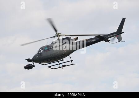 ISTANBUL, TURKIYE - 06. NOVEMBER 2022: Eurocopter AS350 Ecureuil fliegt über Istanbul City Stockfoto