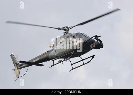 ISTANBUL, TURKIYE - 06. NOVEMBER 2022: Eurocopter AS350 Ecureuil fliegt über Istanbul City Stockfoto