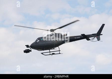 ISTANBUL, TURKIYE - 06. NOVEMBER 2022: Eurocopter AS350 Ecureuil fliegt über Istanbul City Stockfoto