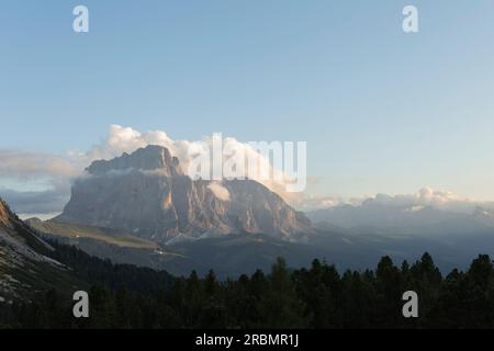 Abendlicher Blick auf die Stimmung von Rifugio Firenze, Regensburger Hütte bis Sassolungo, Dolomiten, Südtirol, Italien Stockfoto