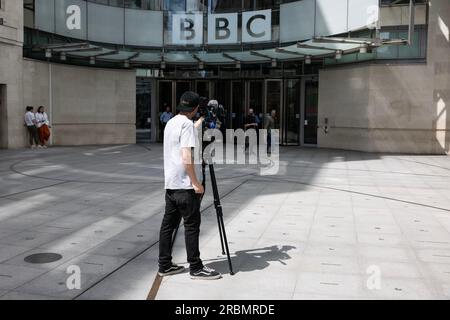 London, Großbritannien. 10. Juli 2023. Medien außerhalb des Sendehauses über die Geschichte des BBC-Moderators suspendiert. 10. Juli 2023 Guthaben: Clickpics/Alamy Live News Stockfoto